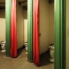 4 Toiletten auf jedem Stockwerk für 440 Insassen