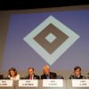Podium der außerordentlichen Mitgliederversammlung des HSV vom 13. Juli 2009 - hier das unbeschnittene Originalbild