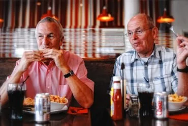 Ich mache Urlaub in London und treffe Bob & John in einem Hamburger-Lokal. Die beiden Herren sind so freundlich und stimmen meiner Fotoanfrage zu. Mir ist der Kontrast zwischen jungen Ambiente (Einrichtung, Speisen und Getränke) und den alten Männern sofort ins Auge gesprungen und ich wollte ihn fotografisch festhalten.