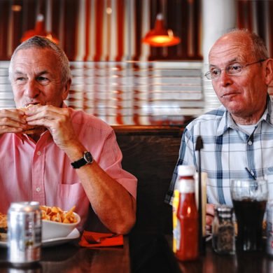 Ich mache Urlaub in London und treffe Bob & John in einem Hamburger-Lokal. Die beiden Herren sind so freundlich und stimmen meiner Fotoanfrage zu. Mir ist der Kontrast zwischen jungen Ambiente (Einrichtung, Speisen und Getränke) und den alten Männern sofort ins Auge gesprungen und ich wollte ihn fotografisch festhalten.