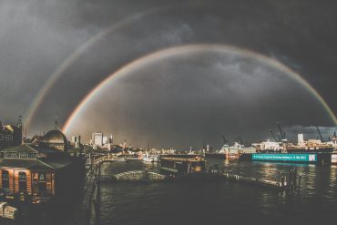 Regenbogen über den Hamburger Hafen