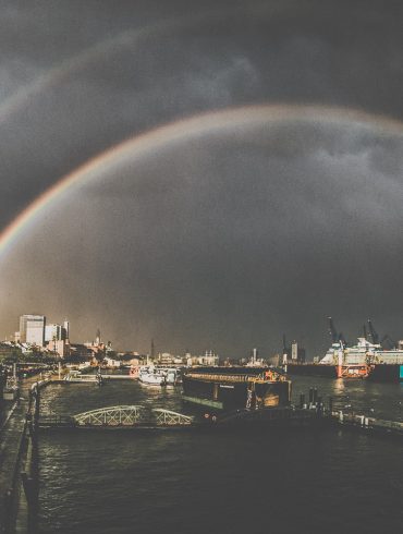 Regenbogen über den Hamburger Hafen