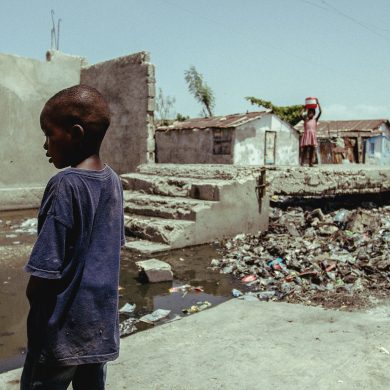 haitianisches Kind in Steinwüste