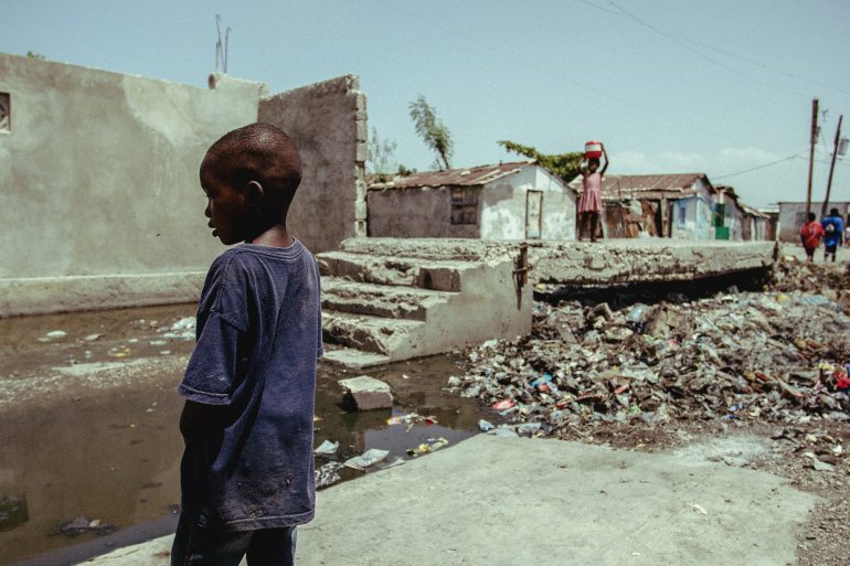 haitianisches Kind in Steinwüste