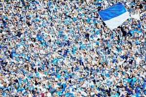 Feierende Fans in blau und weiß