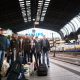 Die Blindenfussballer vom FC St. Pauli stehen am Hamburger Hauptbahnhof zur Abfahrt nach Brünn bereit