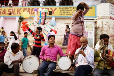 Strassenmusiker beim Chhath Puja