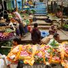 Der Tod ist in Varanasi allgegenwärtig: hier zieht gerade eine Prozession mit einem Toten an einem Markt vorbei