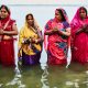Frauen beten beim Chhath Puja und ich stand für das Foto barfuß im Ganges