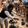 Inder geben ihre Schuhe vor dem Betreten der Tempelanlage ab