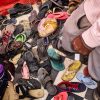 Schuhsammelstelle vor einer der vielen Wallfahrtsorte in Vrindavan