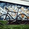 Fahrrad vor Graffiti