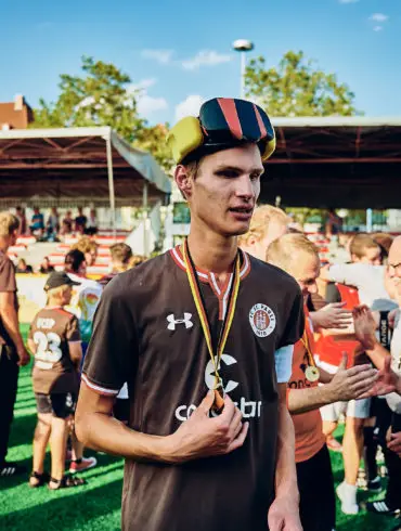 Rasmus Narjes vom FC St. Pauli Blindenfussball mit der silbernen Medaille des Vizemeisters