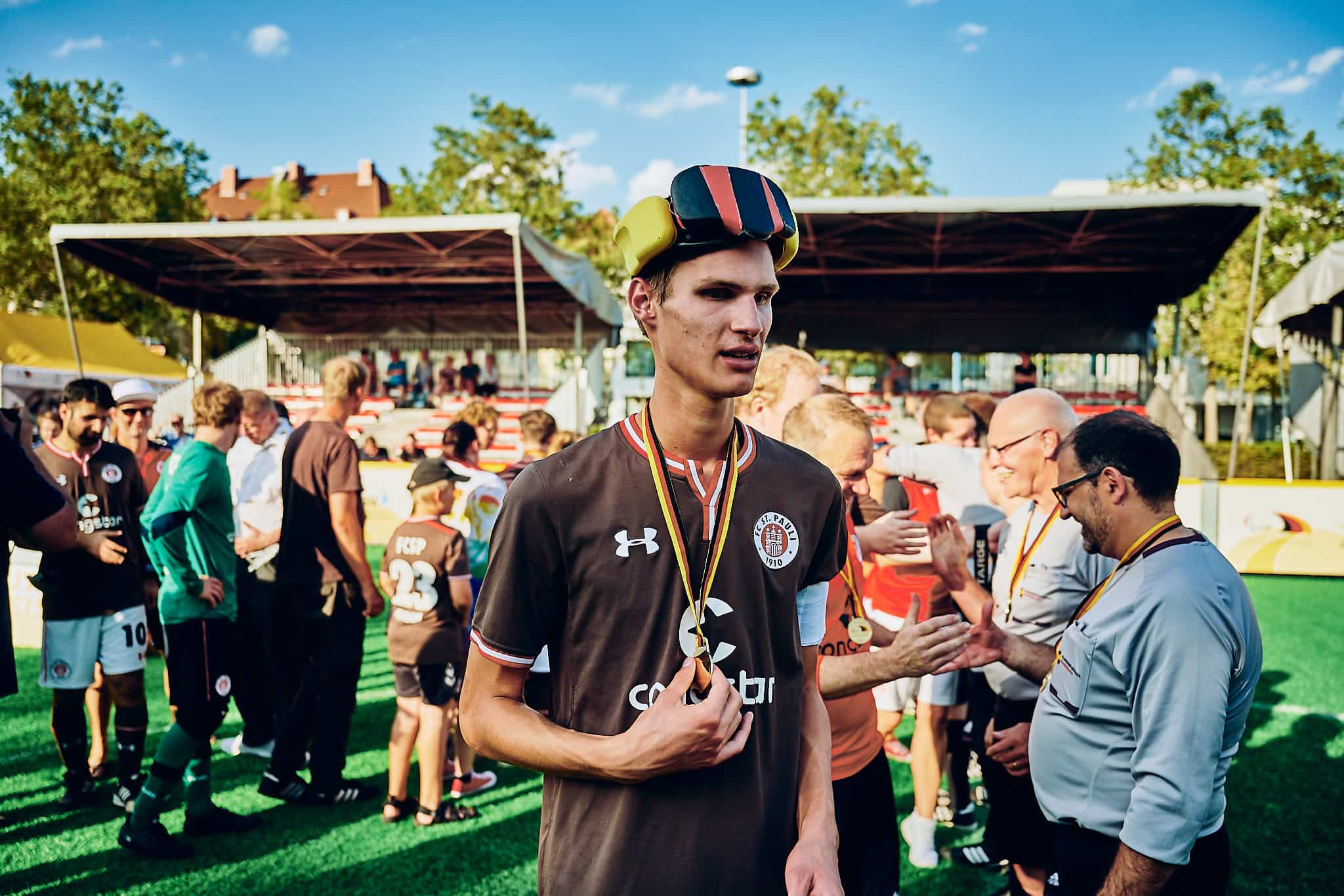 Rasmus Narjes vom FC St. Pauli Blindenfussball mit der silbernen Medaille des Vizemeisters