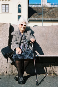 Ältere Frau geniesst die Sonne in Oslo