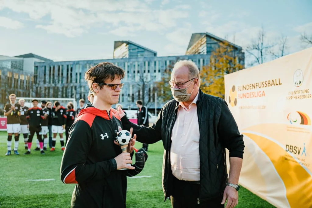 DFB Vizepräsident Dirk Janotta zeichnet Jonathan Tönsing vom Blindenfussball FC St. Pauli als besten Spieler der Blindenfussball Bundesliga in der Saison 2020 aus.