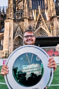 Teamkapitän Philipp Versen bejubelt die deutsche Meisterschaft